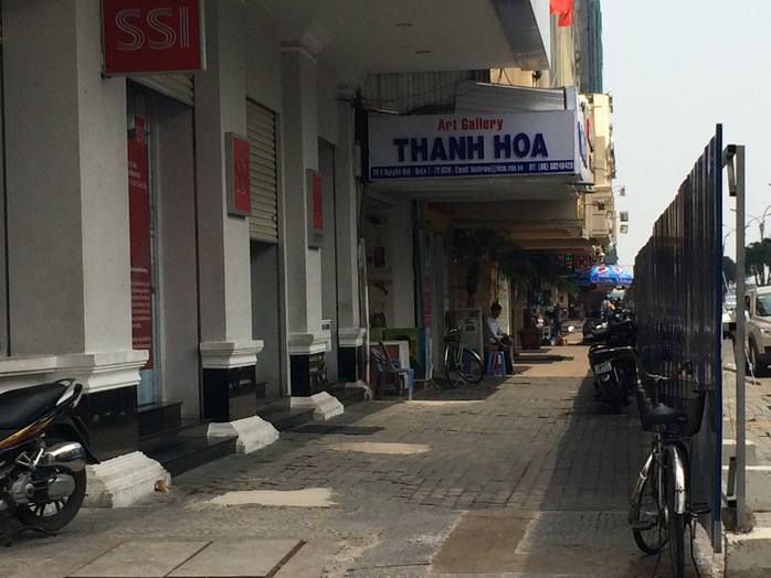 Hầu hết các cửa hàng, trung tâm buôn bán trên đườngNguyễn Huệ đã đóng cửa vì ế ẩm Ảnh: THÀNH ĐỒNG