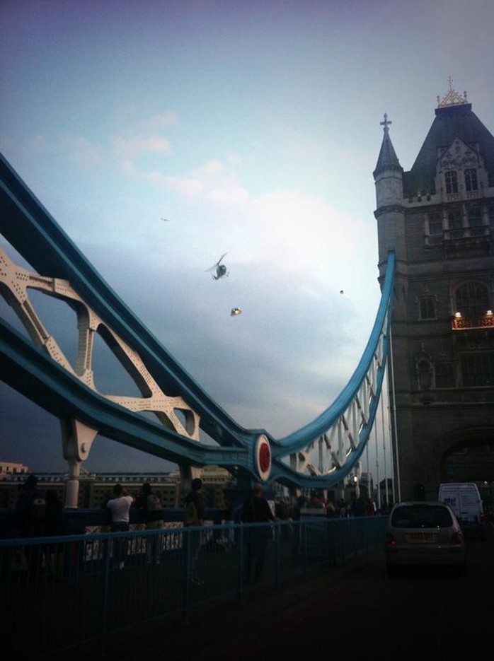 Chiếc trực thăng bay dọc sông Thames ở thủ đô London tối 7-9. Ảnh: Twitter