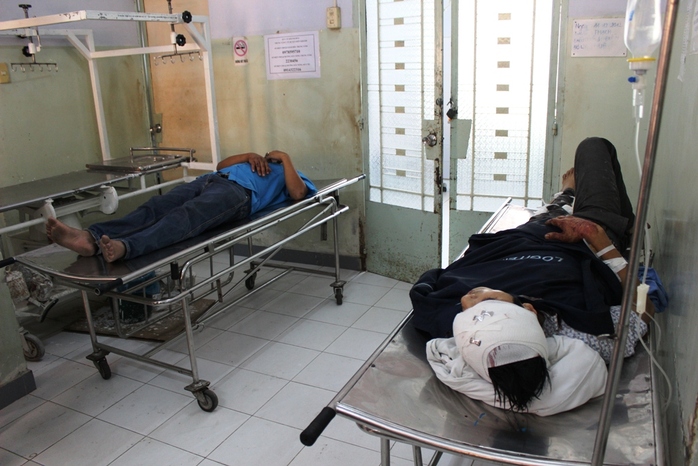 Các nạn nhân đang được cấp cứu tại Trung tâm y tế huyện Diên Khánh
