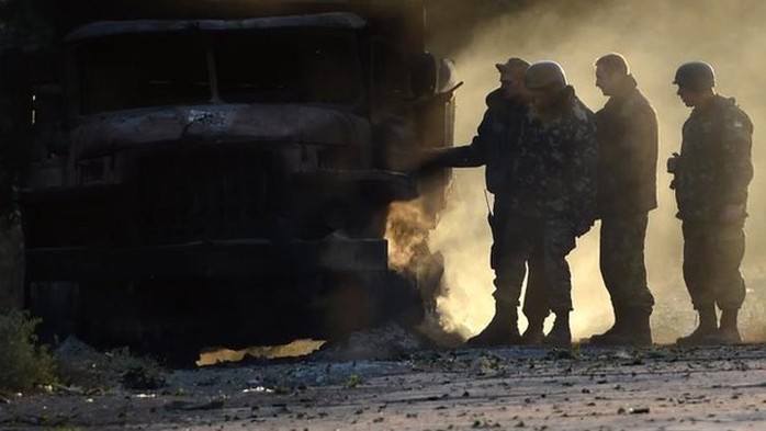 Binh sĩ Ukraine kiểm tra kết quả cuộc pháo kích qua đêm 6-9 ở Mariupol. Ảnh: BBC