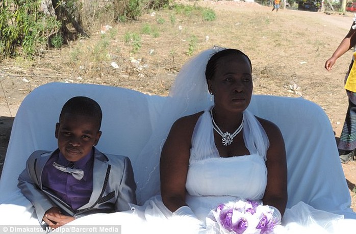 Cậu bé Saneie Masilela và cô dâu Helen Shabangu. Ảnh: Barcroft Media