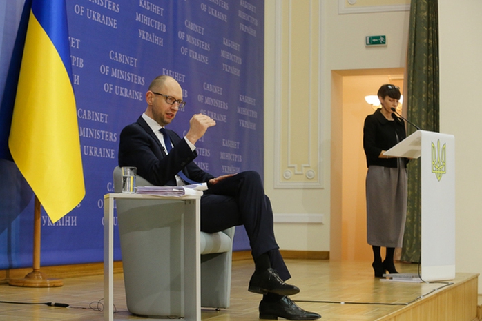 Thủ tướng Ukraine Arseniy Yatsenyuk tại cuộc họp báo hôm 30-12. Ảnh: Kyiv Post