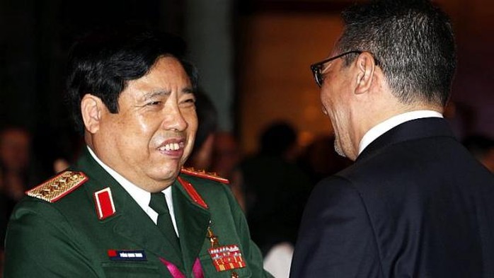Bộ trưởng Quốc phòng Phùng Quang Thanh trao đổi với người đồng cấp Malaysia Hishammuddin Hussein tại Đối thoại Shangri-La hôm 30-5. Ảnh: REUTERS