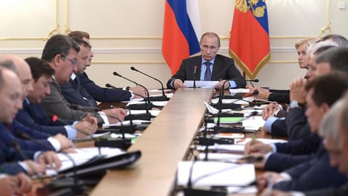 Tổng thống Nga Vladimir Putin chủ trì cuộc họp chính phủ hôm 30-7. Ảnh: REUTERS