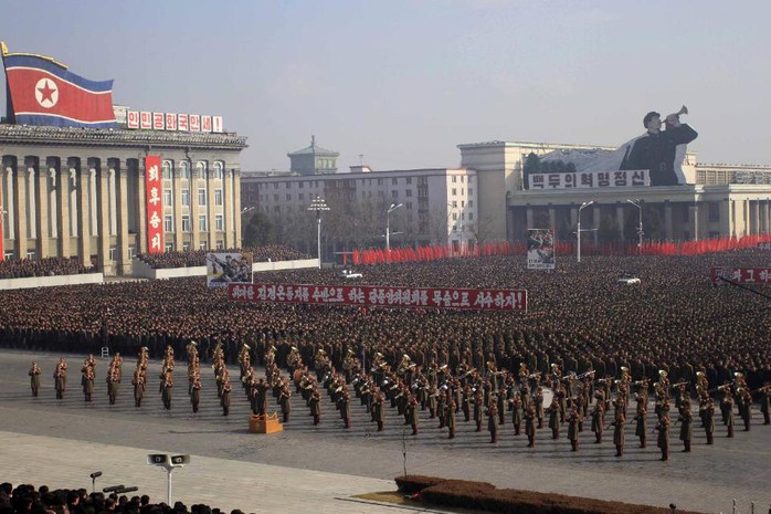 Quân đội và người dân tập hợp tại quảng trường Kim Il Sung ca ngợi lãnh đạo Kim Jong-un và lên án Mỹ. Ảnh: AP