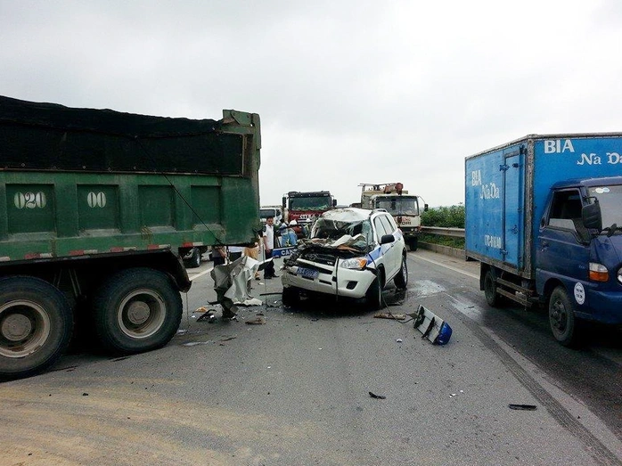 Hiện trường vụ tai nạn trên đường cao tốc Pháp Vân - Ninh Bình làm 3 CSGT Hà Nội tử nạn, 2 người khác bị thương