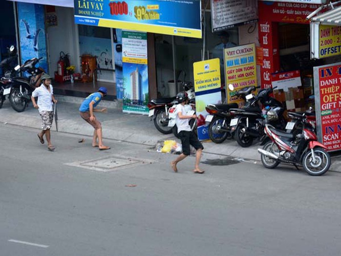 Tùng “tóc đỏ”, một thành viên trong nhóm giật cô hồn khu vực chợ Bình Tiên (quận 6, TP HCM), cho biết: “Từ sáng đến giờ, em kiếm được gần một bao đồ ăn bao gồm gà, trái cây. Ngoài ra thu hoạch gần 100.000 đồng”.