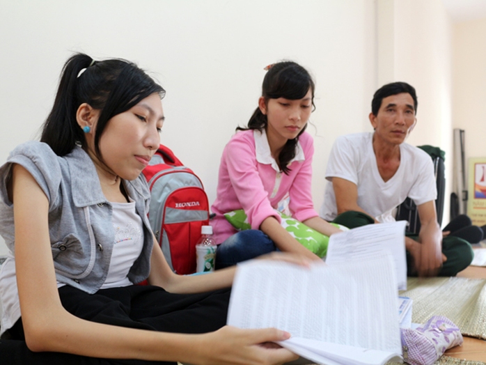 Trinh cùng bố và em gái đang ở miễn phí tại tu viện thánh Phao Lô  Sài Gòn (đường Tôn Đức Thắng, quận 1).