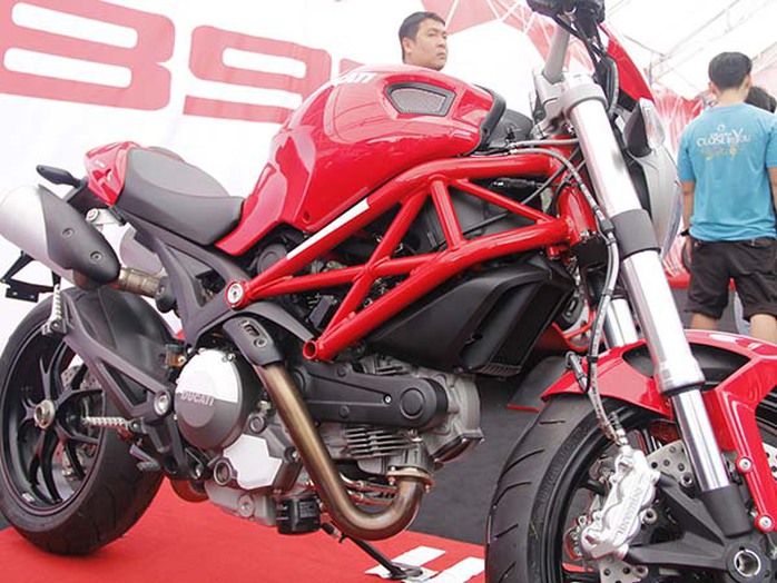 Chiếc Monster 796 ABS có dung tích xy lanh 803 cc, 87 mã lực là mẫu xe mới sản xuất của hãng Ducati, có giá ở Mỹ khoảng 10.500 USD Chiếc Monster 796 ABS có dung tích xy lanh 803 cc, 87 mã lực là mẫu xe mới sản xuất của hãng Ducati, có giá ở Mỹ khoảng 10.500 USD