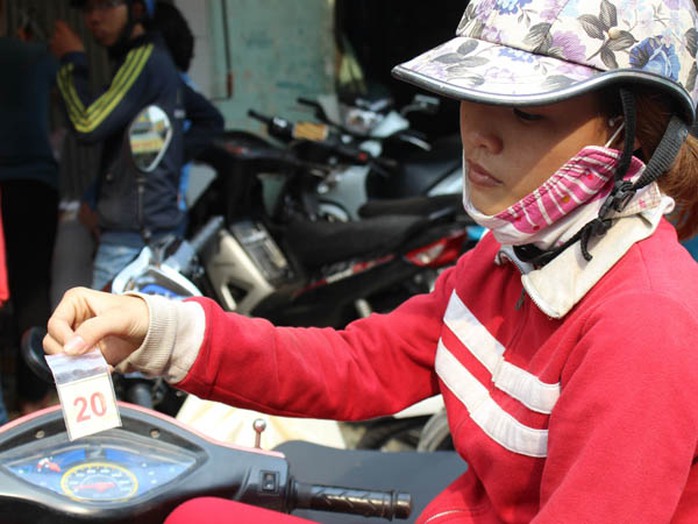 Bốc số chờ đến lượt mua bánh tráng trộn Bốc số chờ đến lượt mua bánh tráng trộn