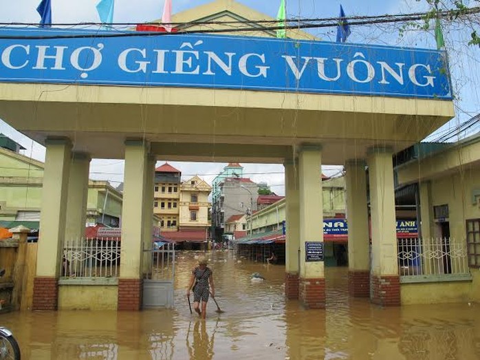 Chợ Giếng Vuông là một trong các điểm ngập nặng nhất thành phố. Sáng 18-9, khu chợ này vẫn ngập trong nước