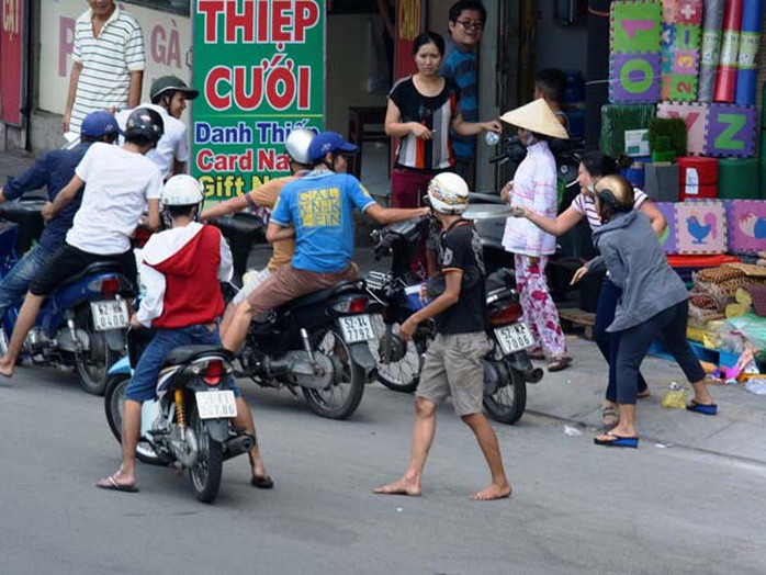 Chủ nhà vội chạy ra giằng co, năn nỉ nhưng cả nhóm vẫn không chịu thả. Sự việc diễn ra hơn một phút, sau khi lấy hết toàn bộ thức ăn, cả nhóm bỏ đi không quên kèm theo những lời thóa mạ đến gia chủ.