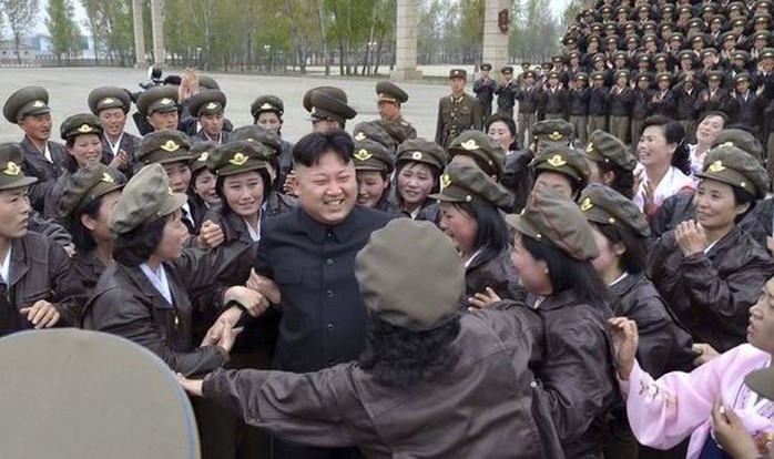 Lãnh đạo Kim Jong-un được chào đón nồng nhiệt. Ảnh: Reuters