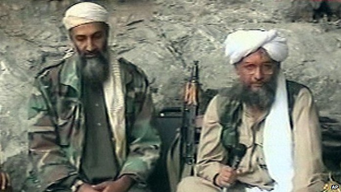 Al-Qaeda đang cố giành lại vị thế trước Nhà nước Hồi giáo (IS). Trong ảnh: Osama bin Laden và Zawahiri (phải). Ảnh: AP