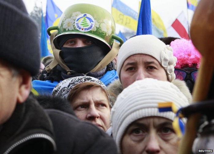 Người biểu tình đeo mặt nạ phản đối lệnh cấm. Ảnh: Reuters
