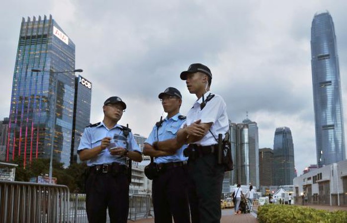 Lực lượng an ninh được triển khai bảo vệ tòa nhà chính quyền. Ảnh: Reuters