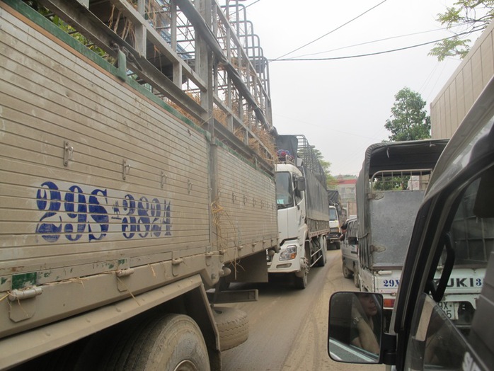 Hàng trăm xe container bị kẹt cứng ở thị trấn Đồng Đăng (Lạng Sơn) sáng 26-3
