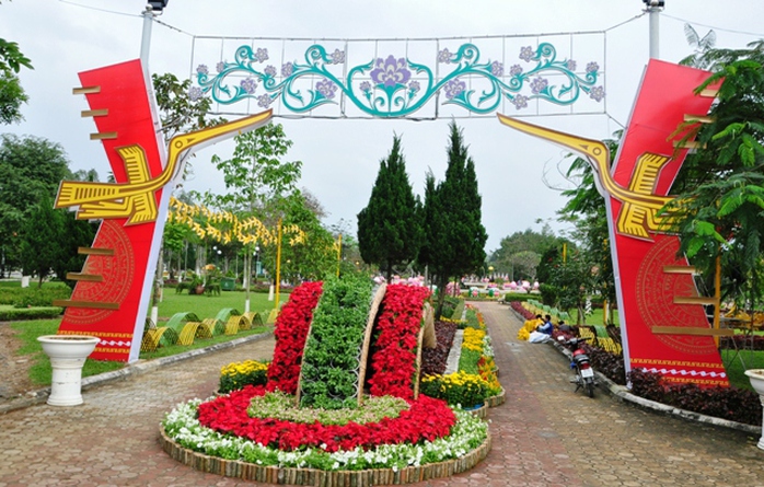 Năm nay, công viên Ba Tơ được trang trí với những tiểu cảnh chào xuân gắn liền chủ đề “Biển đảo quê hương”.