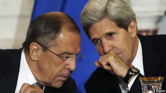 Ngoại trưởng Nga Sergei Lavrov (trái) và Ngoại trưởng Mỹ John Kerry (phải). Ảnh: Reuters