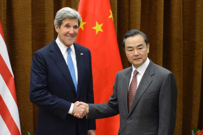 Ngoại trưởng Mỹ John Kerry (trái) và người đồng cấp Vương Nghị (phải). Ảnh: Reuters