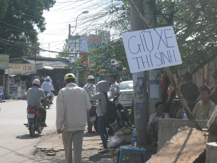 Một điểm giữ xe tại làng đại học Thủ Đức lấy giá 10.000 – 20.000 đồng/xe. (ảnh: Lương Sơn).
