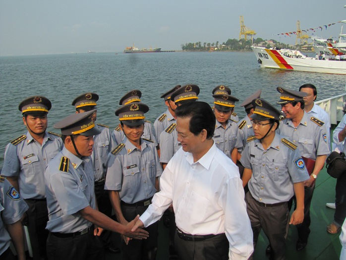Thủ tướng Nguyễn Tấn Dũng thăm tàu kiểm ngư Việt Nam, tại lễ ra mắt lực lượng Kiểm ngư Việt Nam