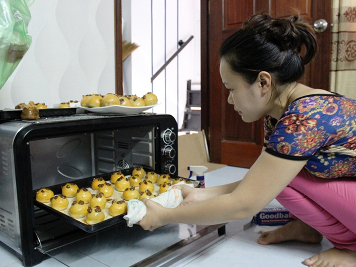 Khi đưa bánh vào lò, phải thường xuyên điều chỉnh nhiệt độ để cho những chiếc bánh ngon nhất. Khi đưa bánh vào lò, phải thường xuyên điều chỉnh nhiệt độ để cho những chiếc bánh ngon nhất.
