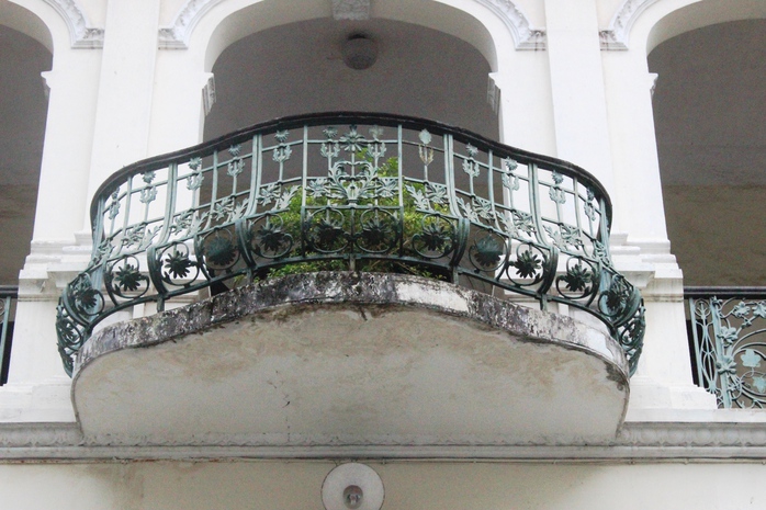 Những tấm lan can sắt được lấy từ châu Âu về