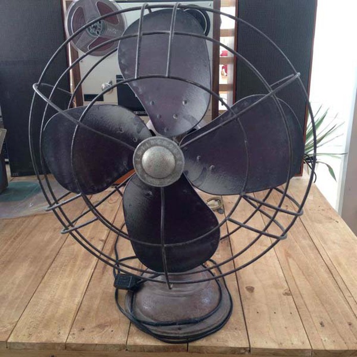 Và cả một chiếc quạt máy cũ gợi nhớ về thời bao cấp thập niên 70 - 80 của thế kỷ trước. Và cả một chiếc quạt máy cũ gợi nhớ về thời bao cấp thập niên 70 - 80 của thế kỷ trước.