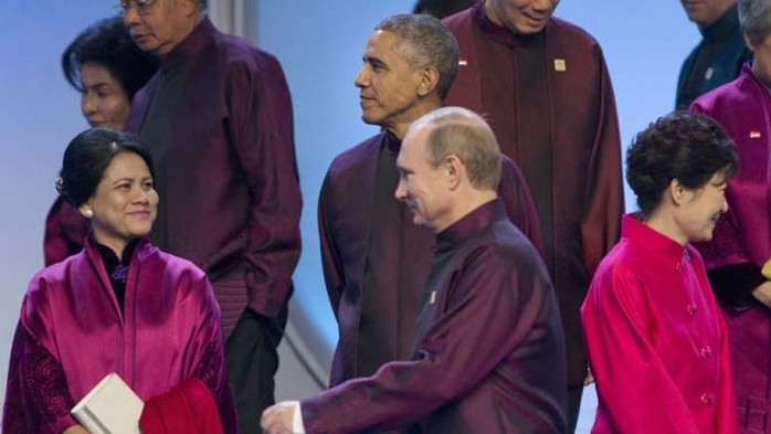 Ong Obama quay mặt đi khi nhìn thấy ông Putin bắt chuyện với người khác. Ảnh: AP