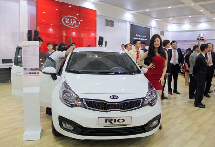 Dòng xe quan trọng thứ 2 là Rio phiên bản sedan, phân khúc B mà Thaco Kia phân phối, được nhập khẩu nguyên chiếc. Nội thất có tay lái bọc da, kính cửa chỉnh điện, sấy kính trước sau, điều hòa tự động...