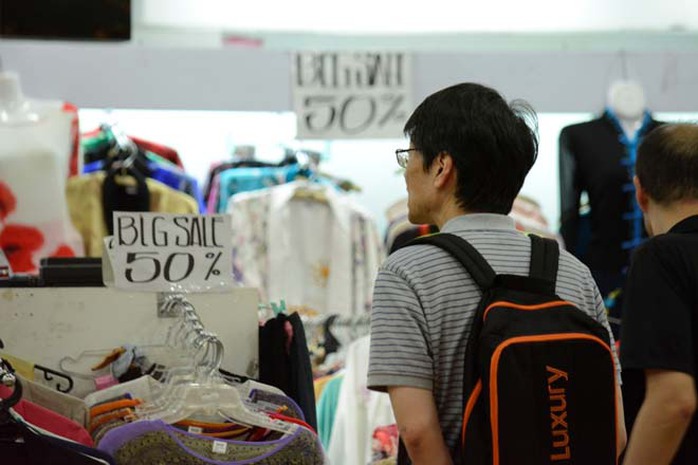 Một số khách hàng cho biết nhiều sản phẩm Sale off nhưng giá vẫn cao hơn bên ngoài Một số khách hàng cho biết nhiều sản phẩm Sale off nhưng giá vẫn cao hơn bên ngoài