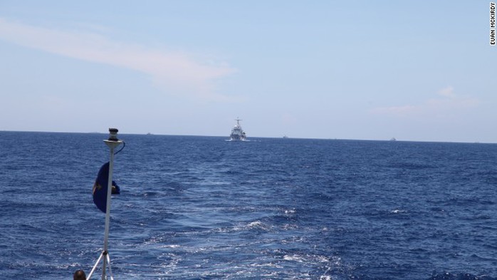 Tàu hộ vệ bờ biển Trung Quốc rình rập đội tàu Việt Nam (ảnh dưới). Ảnh trên là giàn khoan Hải Dương 981 được tàu Trung Quốc lập vòng tròn bảo vệ sát sao.