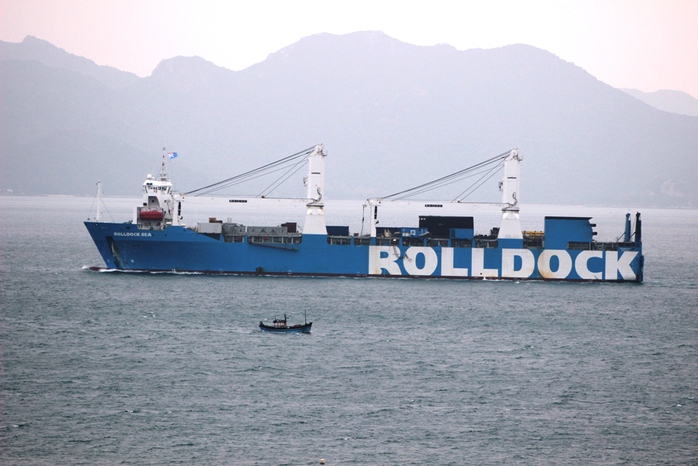 
	Tàu Rolldock tiến vào sâu phía trong vịnh Cam Ranh
