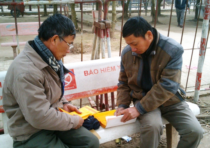 Hai người đàn ông này chia nhau ấn ngay tại sân Đền mà không lo bị cướp ấn.