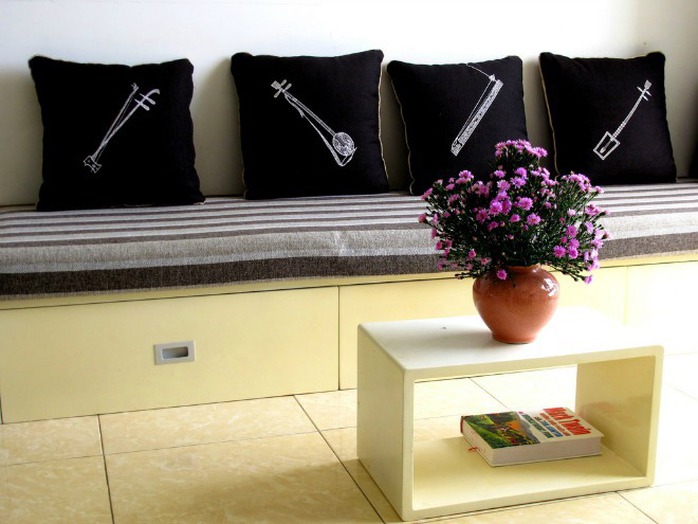Ghế sofa có ngăn kéo và khoang chứa đồ bằng gỗ. Ghế sofa có ngăn kéo và khoang chứa đồ bằng gỗ.