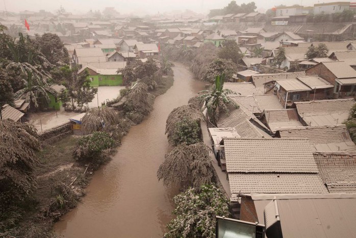 Khu vực Yogyakarta bị phủ tro bụi. Ảnh: Reuters