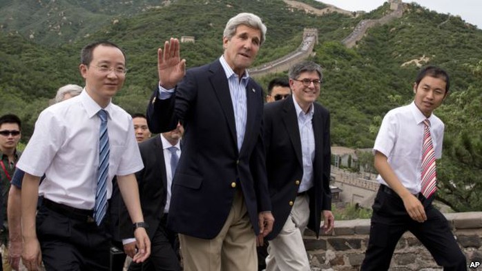 Ngoại trưởng John Kerry và Bộ trưởng Tài chính Jack Lew tham quan Vạn lý Tường Thành hôm 8-7. Ảnh: AP