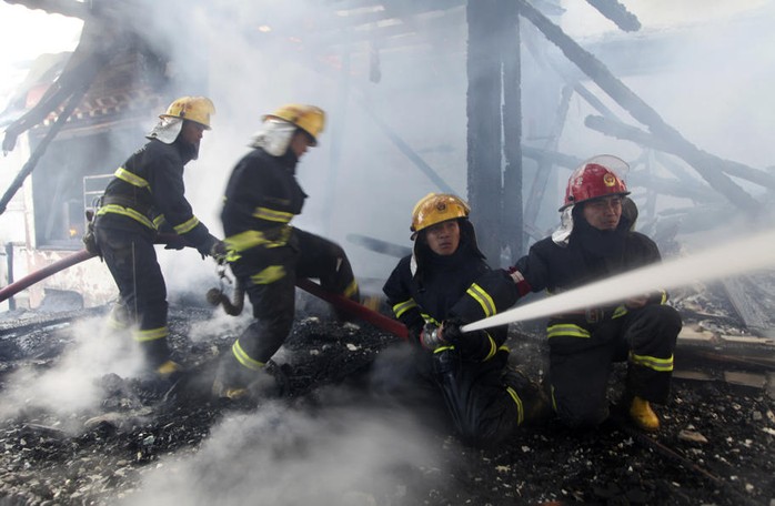 Cuối cùng ngọn lửa cũng dập tắt nhưng hơn 240 căn nhà bị tàn phá. Ảnh: Reuters