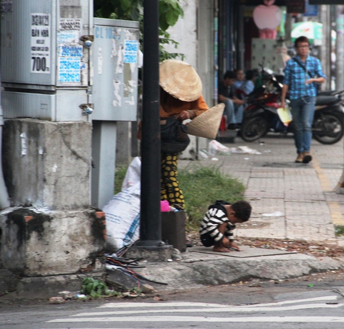 Một “mẹ mìn” chăn dắt đang thu số tiền những đứa trẻ kiếm được