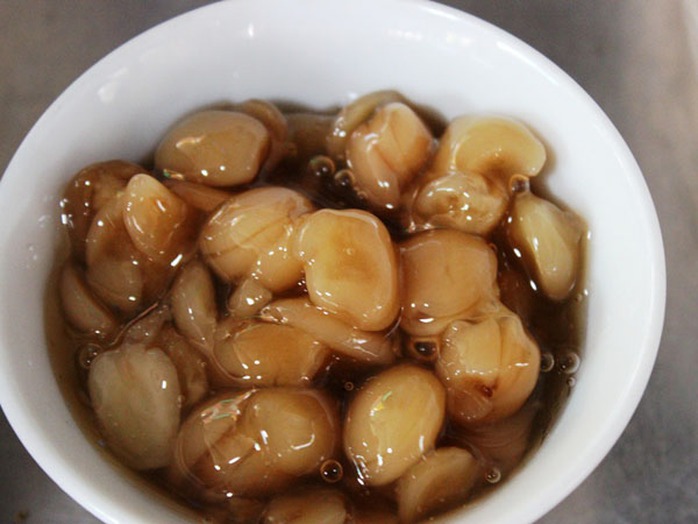 Chè hột me chế biến rất kỳ công như có giá 10.000/chén. Chè hột me chế biến rất kỳ công như có giá 10.000/chén.