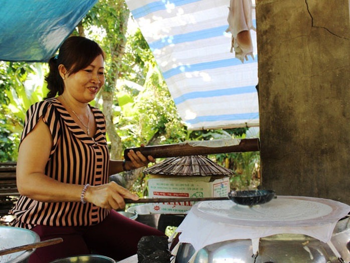 Ngoài kẹo dừa, bánh tráng dừa cũng được xem món đặc sản xứ Bến Tre. Ngoài kẹo dừa, bánh tráng dừa cũng được xem món đặc sản xứ Bến Tre.