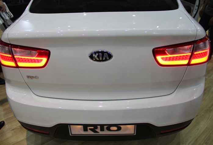Xe có 2 phiên bản số sàn và số tự động, với một số trang thiết bị nổi bật như đèn pha halogen, đèn pha tự động, đèn LED chạy ban ngày, gương gập điện chỉnh điện tích hợp đèn báo rẽ.