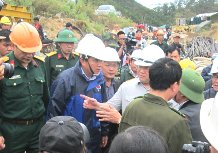 Phó Thủ tướng Hoàng Trung Hải đến hiện trường chỉ đạo công tác cứu hộ. Ảnh: Kỳ Nam