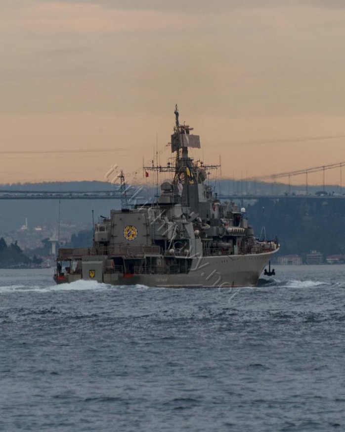 Hetman Sahaidachny vượt qua eo biển Bosphorus của Thổ Nhĩ Kỳ hôm 5-3... Ảnh: Turkish Navy