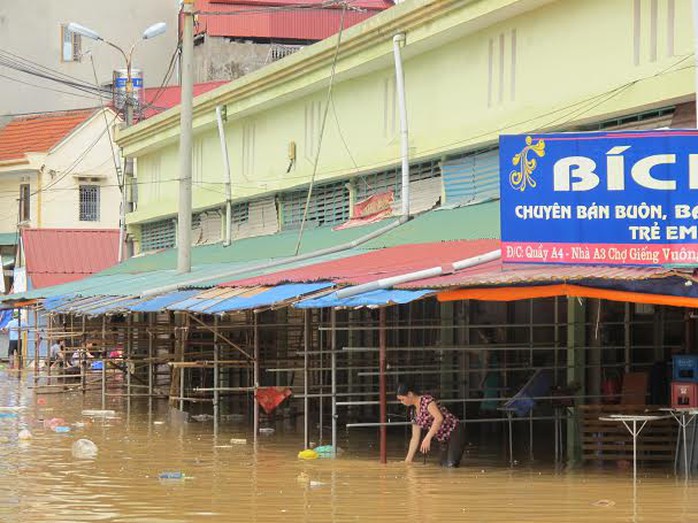 Bà con tiểu thương đã chủ động sơ tán hàng hoá từ trước khi bão về. Các gian hàng trong chợ ngập nước và rác