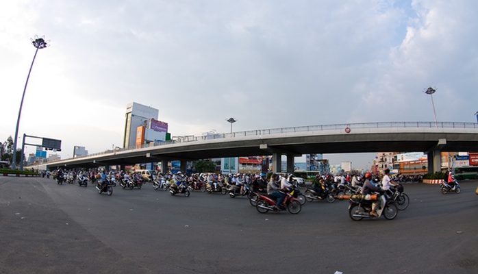 Ban đầu, cây cầu này chỉ dành cho xe buýt, ô tô dưới 9 chỗ lưu thông. Đến ngày 27-1-2014, xe 2 bánh lưu thông được chạy trên cầu vượt này nhằm kéo giảm ùn tắc giao thông ở vòng xoay Hàng Xanh.