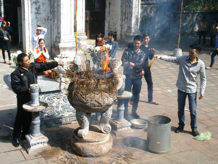 Hương được du khách mang vào đền đốt, thắp tràn lan dù đã bị cấm đem vào đền.