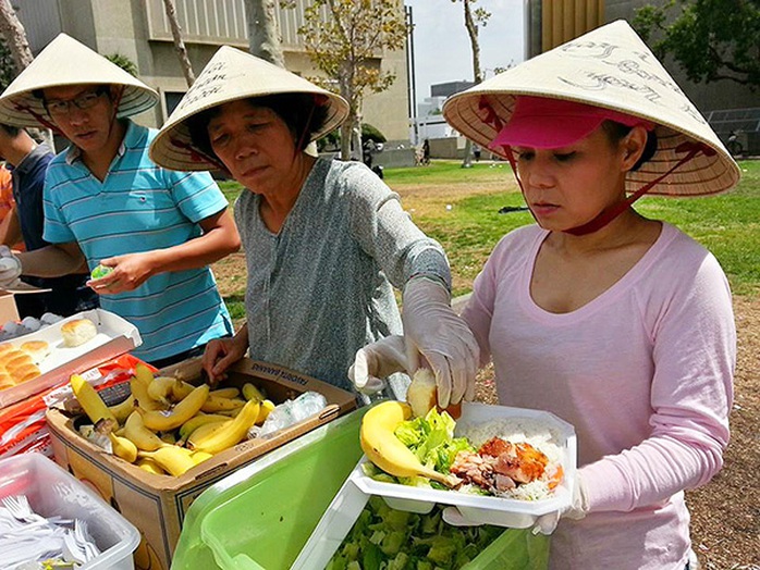 chị phát cơm từ thiện ở Mỹ