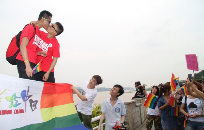 Nụ hôn đồng tính ở Trung Quốc. Ảnh: Reuters